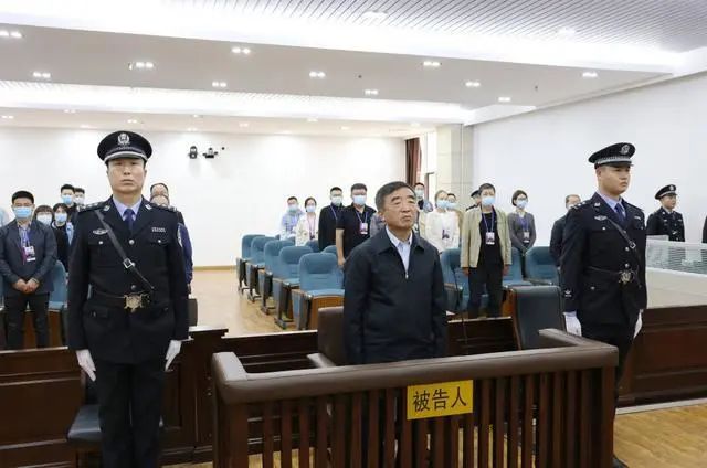 » 11. 哈尔滨市政协原主席姜国文一审被判无期  受贿1.039亿8月29日上午，内蒙古呼伦贝尔市中院公开宣判黑龙江省哈尔滨市政协原党组书记、主席姜国文受贿一案，以受贿罪判处被告人姜国文无期徒刑，剥夺政治权利终身，并处没收个人全部财产；对扣押、查封、冻结在案的姜国文受贿所得财物及其孳息予以追缴，上缴国库