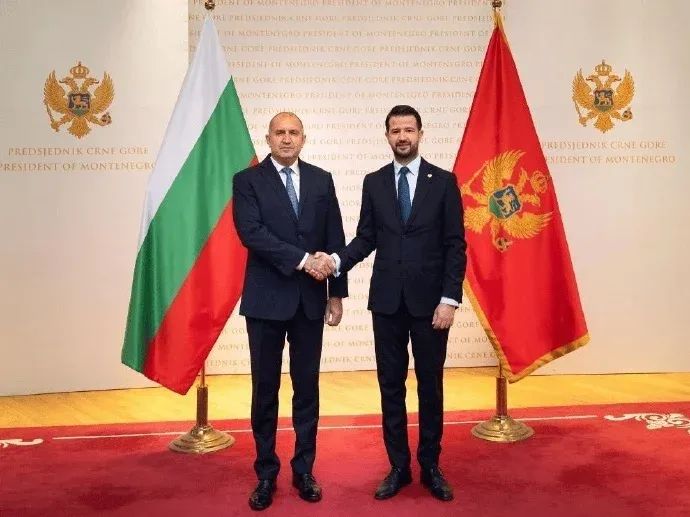 » 13. 黑山总理迟到4分钟，保加利亚总统离开放弃会面据美国“政治新闻网”欧洲版（Politico Europe）18日报道，保加利亚总统拉德夫与黑山总理斯帕伊奇原定于17日举行的会晤取消了，原因是后者迟到了4分钟