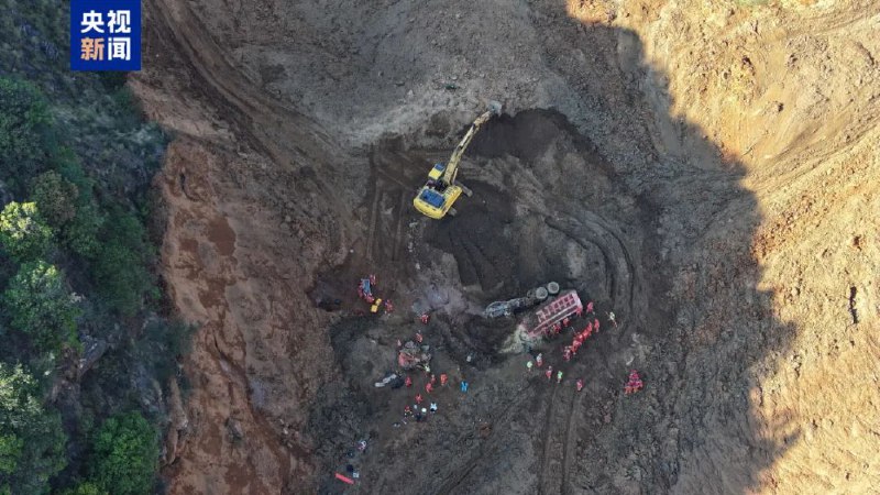 » 3、云南楚雄尾矿干堆场坍塌 4辆卡车5人被埋5月5日上午，云南省楚雄州禄丰市一尾矿干堆场坍塌，导致5人被埋