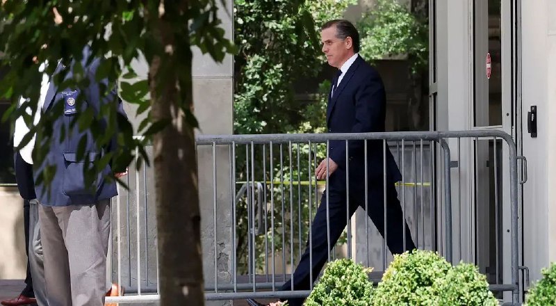 » 8. 拜登儿子主动向法院认罪美国总统拜登之子亨特·拜登（Hunter Biden）此前就税务指控与司法部达成协议认罪，7月26日，在一名联邦法官质疑他的律师与检察官达成的这份协议条款并予以拒绝后，亨特·拜登随后改变态度并提出无罪抗辩