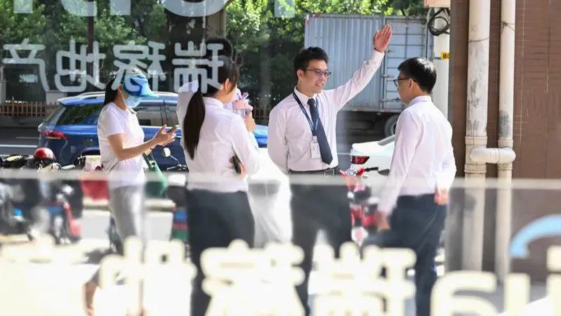 » 2、折扣收回！北京官宣认房不认贷后开发商深夜涨价“折扣收回，全部调价销售！”9月1日晚，北京官宣全面执行购买首套房贷款“认房不认贷”后，多家开发商销售画风转变，称将取消全部优惠，价格回调，朋友圈也被各种通告和海报刷屏