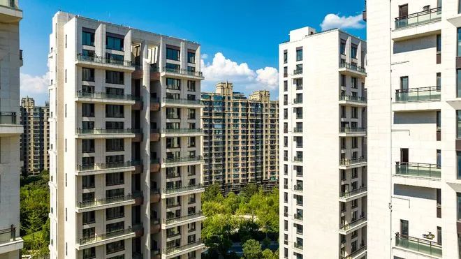 » 2. 南京一豪宅小区选聘物管，保利物业带资200万元入场仍失败带资200万元竞聘豪宅小区物管，却最终在投票环节被淘汰