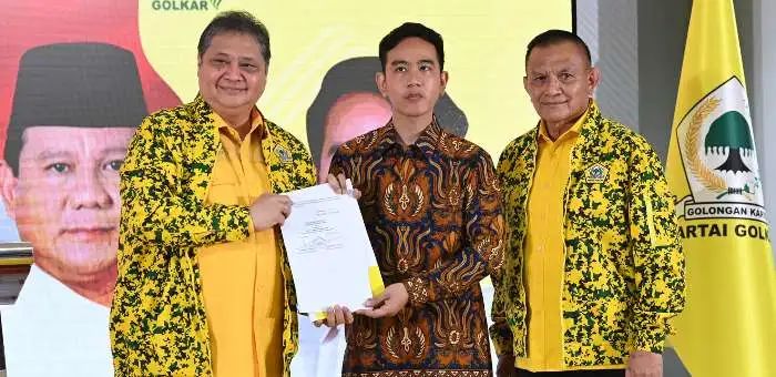 » 12. 佐科长子参选印尼副总统 宪法法院上周扫清障碍印度尼西亚国防部长、总统候选人普拉博沃22日晚宣布，选择现任总统佐科·维多多的长子、梭罗市长吉布兰·拉卡布明·拉卡作为竞选搭档，参加明年总统选举