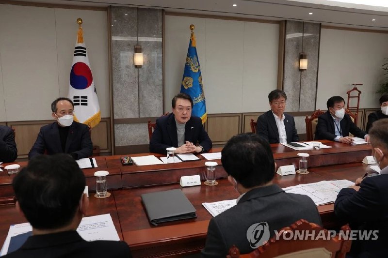 » 8、尹锡悦：货运工会罢工与朝核威胁性质相当多名韩国总统室官员5日透露，总统尹锡悦日前在与幕僚举行的闭门会议上就全国民主劳动组合总联盟旗下货运工会“货物连带”罢工一事表示，这等同于朝核威胁