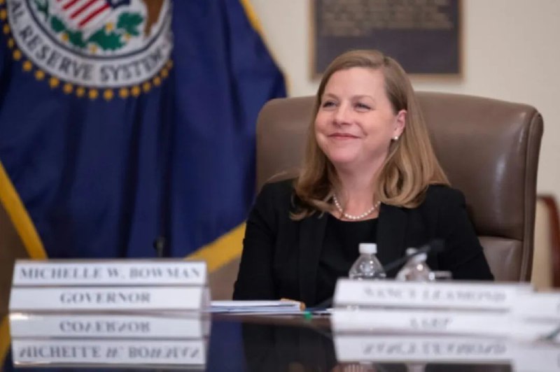 » 2、美联储理事说暂不考虑年内降息美国联邦储备委员会理事米歇尔·鲍曼10日说，由于通胀压力持续存在，美联储年内降息并不合适