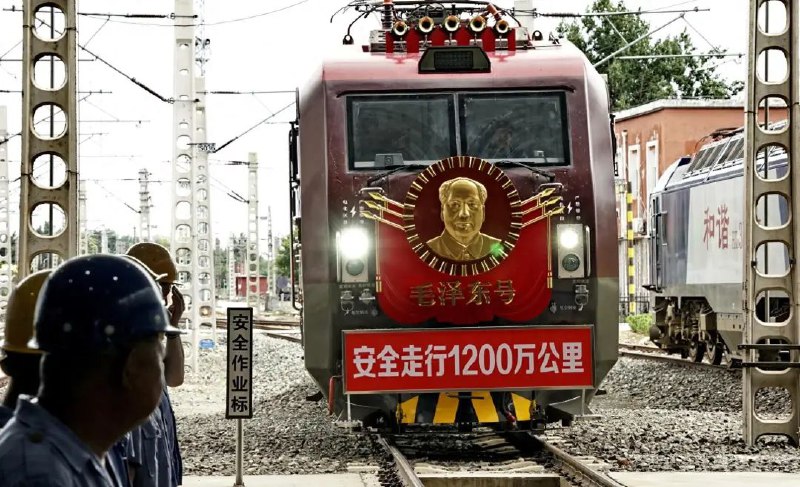 » 11. “毛泽东号”机车今天告别长沙，将承担新任务今天上午，随着由“毛泽东号”机车牵引的Z2次列车从长沙回到北京西站，“毛泽东号”正式结束了牵引Z1/2次列车往返北京西至长沙的任务