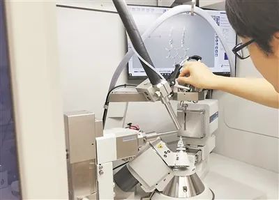 » 9. 日本在碳基化合物中发现单电子共价键日本北海道大学研究团队发现了一种特殊的化合物，其中两个碳原子通过共享一个电子形成了非常稳定的共价键，这种键被称为σ键