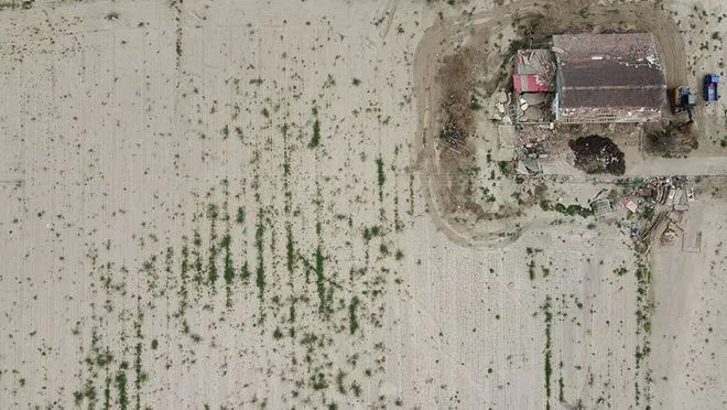 » 8. 今年夏天曾被洪水淹没的湖南团洲垸将整体搬迁2024年7月5日，团洲垸洞庭湖一线堤防出现管涌，封堵失败后溃决