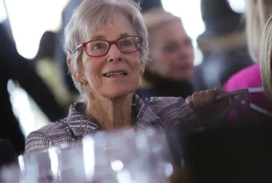 » 26. 美国96岁老人捐赠10亿美元股票，为一所医学院永久免除学费美国一位名叫露丝·戈特斯曼（Ruth Gottesman）的96岁老人周一宣布捐赠价值10亿美元的伯克希尔哈撒韦股份，这是她的亡夫在2022年去世时留给她的一笔意外遗产