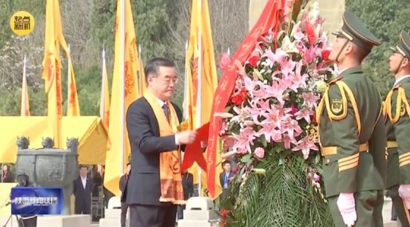 » 1. 新党吴成典代表台湾祭祀黄帝陵4月4日上午，乙巳（2025）年清明公祭轩辕黄帝典礼，在陕西省黄陵县轩辕广场举行