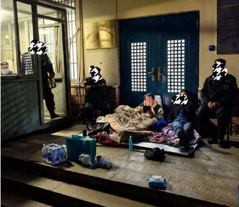 » 1. 病毒学家张永振：我被上海市公共卫生临床中心赶出实验室近日，有网友发帖称，病毒学家张永振在上海市公共卫生临床中心的实验室被该中心领导强行关闭，张永振为此不得不在实验室门口睡觉过夜