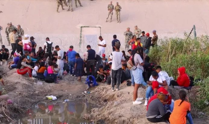 » 13. 美国9月移民越境被捕人数飙升9月因非法越过美墨边境而被逮捕的移民人数已飙升至接近历史最高水平