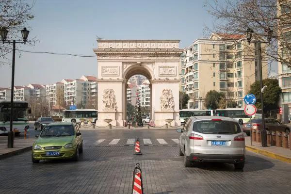 » 2、上海最大居民小区业主投票更换物业8月26日，上海康城第五届业主委员会在微信公众号上发布了一则《关于上海市闵行区上海康城小区2024年第二次业主大会结果的公告》