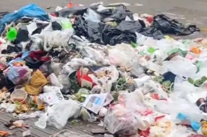 » 5、湘潭县满街垃圾：镇政府 上级补助不足 卫生费未收齐1月9日，湖南省湘潭市湘潭县金凤路有商户反映，街道上垃圾成堆，垃圾桶倒在路中间都没人清理