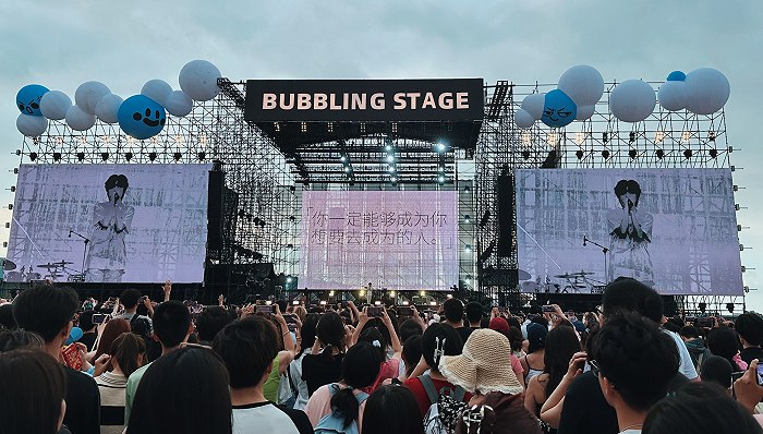 » 14. TFBOYS助力西安酒店预订增长近50倍根据飞猪数据，7月21日晚，TFBOYS十年之约演唱会正式宣布将于西安奥体中心体育场举办时，飞猪上西安奥体中心周边酒店住宿搜索量就瞬时增长了230%