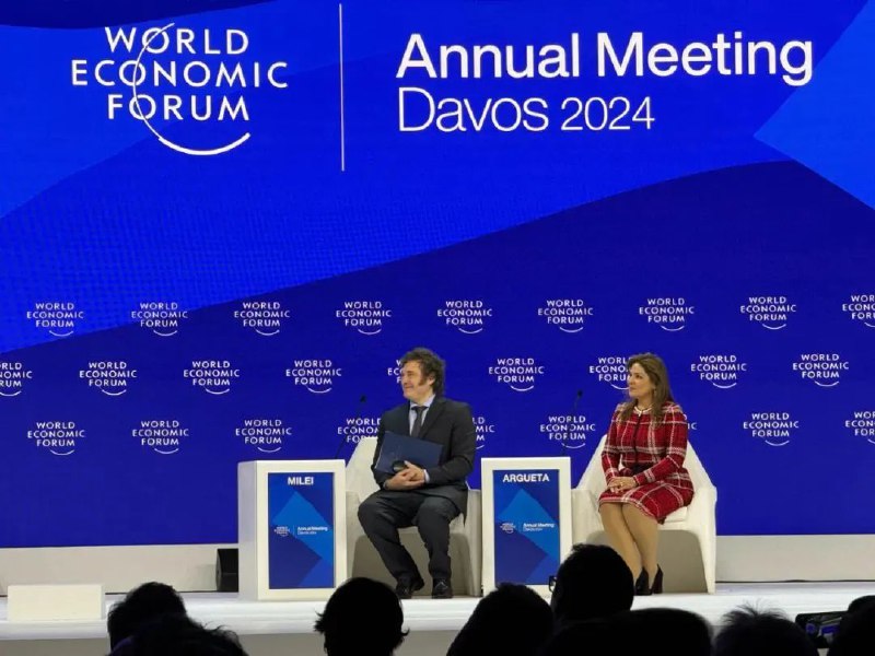 » 2、阿根廷总统达沃斯演讲，警告西方陷入集体主义陷阱16日，阿根廷新任总统米莱在达沃斯发表了一次“极为高调”的演讲，继续妖魔化“国家”并向全球推销其“极端自由主义愿景”，其有关“西方正处于社会主义蔓延的危险之中”的论调让不少参会者感到“不适”