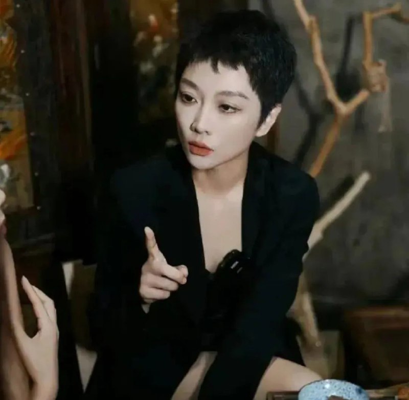 » 12、百度前副总裁璩静开医美诊所，人均消费2218元红星资本局7月2日消息，百度前副总裁璩静在华为总部坂田基地附近开了一家医美诊所