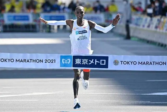 » 5. 基普乔格2小时1分9秒完成马拉松  世界最好成绩在刚刚结束的柏林马拉松上，长跑传奇基普乔格再度创造了历史
