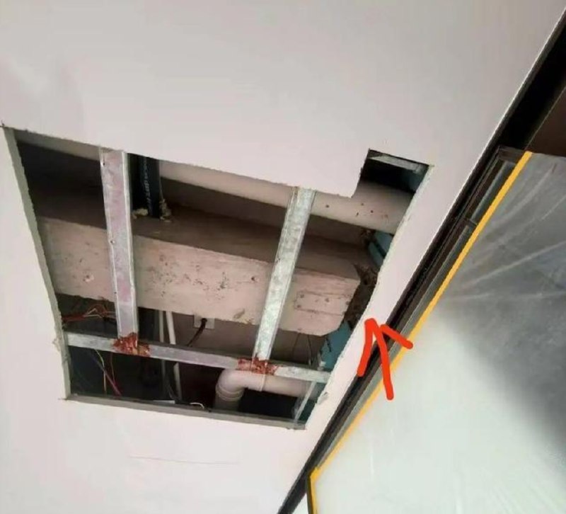 » 2、 长沙开发商为安装厨房吊门 全面切断过梁主钢筋近日，湖南省长沙市天心区长沙润府小区的多名业主反映，7月初，有业主在对精装房进行改装时发现，家中客厅与厨房相连处的房梁局部被切损