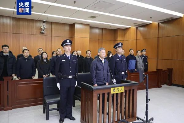 » 9. 贪赃1.48亿，重庆市副市长熊雪判死缓2024年12月17日，河南省郑州市中级人民法院公开宣判重庆市人民政府原党组成员、副市长熊雪受贿案，对被告人熊雪以受贿罪判处死刑，缓期二年执行，剥夺政治权利终身，并处没收个人全部财产