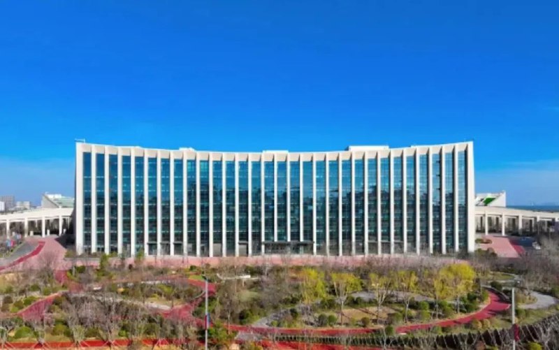 » 6、康复大学在青岛挂牌6月22日上午在青岛举行的新型研究型大学建设论坛上，我国第一所以康复命名的大学——康复大学正式揭牌