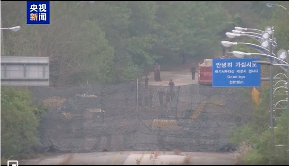 » 8. 朝鲜炸毁韩朝边境部分道路15日，韩国联合参谋本部公布了一段朝鲜方面进行爆破的视频