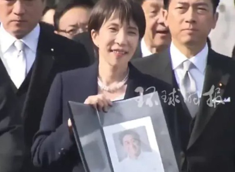 » 4、 高市早苗手持安倍晋三画像参拜伊势神宫据日本共同社5日报道，日本首相高市早苗当日前往位于日本三重县伊势市的伊势神宫参拜，手中举着已故前首相安倍晋三的画像