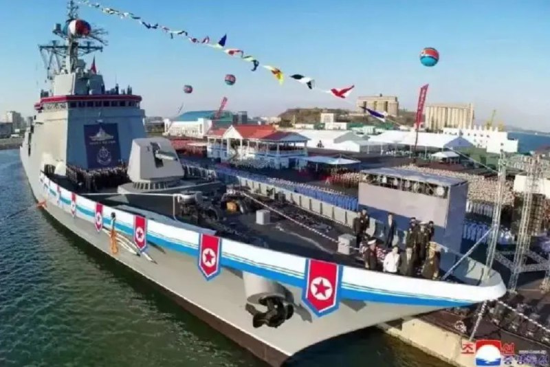 » 7、朝鲜第二艘驱逐舰下水即翻船据朝中社5月22日消息，当地时间5月21日，朝鲜新型5000吨级驱逐舰下水典礼在清津造船厂举行