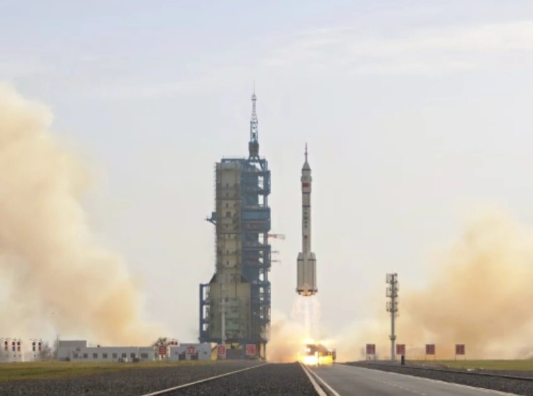 » 2、 神舟二十二号飞船发射成功  中国首次应急航天任务北京时间2025年11月25日12时11分，搭载神舟二十二号飞船的长征二号F遥二十二运载火箭，在酒泉卫星发射中心点火发射，约10分钟后，飞船与火箭成功分离并进入预定轨道，发射任务取得圆满成功