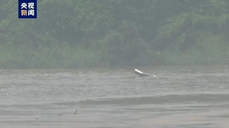 » 4. 海船撞广东佛山大桥防撞墩后沉没，4人失踪4月22日晚，一艘海船擦碰G240国道九江大桥防撞墩，在担杆洲尾水域抢滩不成功沉没，船上共有11名船员，其中7人获救，4人失联正在搜救，事故原因正在调查中