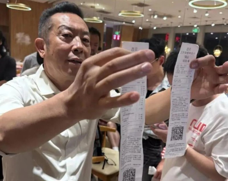 » 1、西贝创始人：罗永浩吃完走后一小时说“恶心”，全国门店上线“罗永浩菜单”9月11日晚，西贝创始人贾国龙在最新的采访中，再次详细复盘了罗永浩的就餐过程，并抛出了两个关键细节：罗永浩一行人当场反馈“挺好”，且结账时累积了会员积分