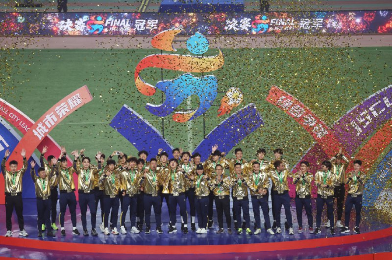 » 5、泰州“苏超”夺冠：市长书记进更衣室道贺在八强战、半决赛、决赛中连续三次通过“点球大战”取胜，“一黑到底”的泰州队11月1日晚捧起了“苏超”冠军奖杯