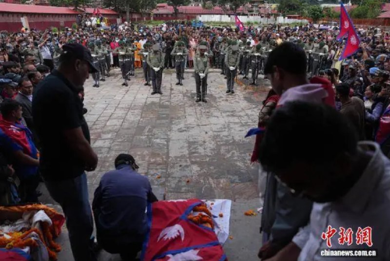 » 5、 尼泊尔举行全国哀悼活动 悼念示威游行死难者 发放抚恤金尼泊尔临时政府宣布17日为全国哀悼日，全国降半旗并放假一天，多地举行活动，悼念近期示威游行死难者