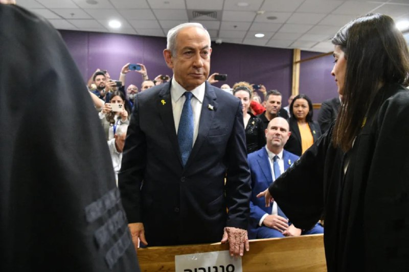 » 9 、 内塔尼亚胡自称食物中毒 不出席本周的贪腐案听证会以色列总理府20日宣布，总理本雅明·内塔尼亚胡因食物中毒将卧床休息3天