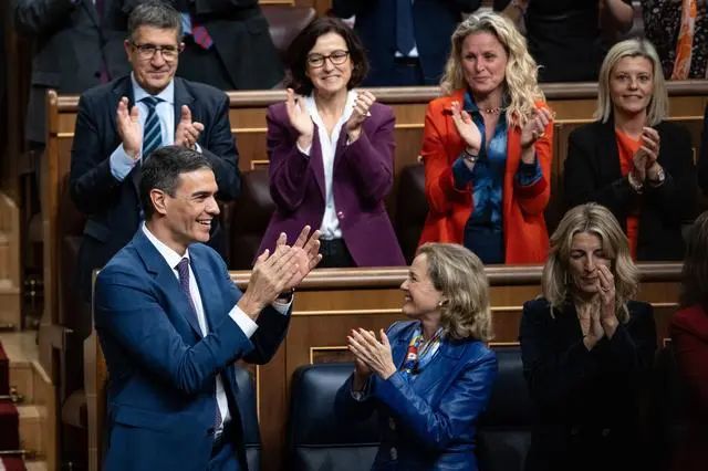 » 2. 桑切斯连任西班牙首相 特赦加泰罗尼亚独立分子换取支持 more…西班牙议会当地时间16日举行投票，工人社会党领袖佩德罗·桑切斯获得绝对多数选票，成功连任西班牙首相