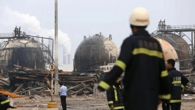 » 5、内蒙古鄂尔多斯发生高压气体喷出事故 已致10死3伤记者8日从内蒙古鄂尔多斯市多个信源处获悉，鄂尔多斯市亿鼎生态农业开发公司高压气体喷出事故，又从事故现场找到一名死者，目前已10人死亡、3人受伤