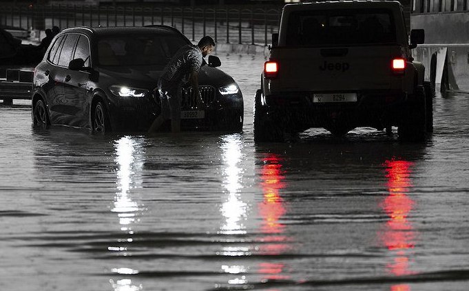 » 14. 中东沙漠正暴雨：飞机水中滑行，至少18人死亡暴雨正在袭击常年干旱的中东海湾国家，道路积水、机场被淹，至少18人丧生