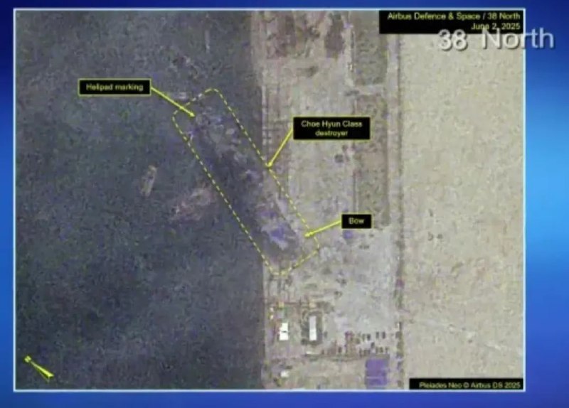 » 8、美卫星图：朝鲜翻倒驱逐舰已被扶正据凤凰卫视报道，美国一个专门分析朝鲜的网站指出，6月2日拍摄的卫星图像显示，自5月21日在下水仪式中发生重大事故以来，朝鲜第二艘崔贤级驱逐舰首次恢复直立状态
