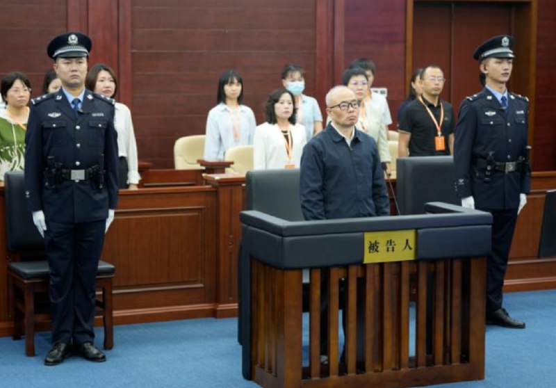 » 8、收1.34亿，怀化市委书记彭国甫判死缓2004年至2023年期间，被告人彭国甫利用担任湘潭大学党委书记、湖南省怀化市委书记、湖南省政协副主席、湖南省人大常委会副主任等职务上的便利，为有关单位和个人在项目承揽、企业经营、职务提拔等事项上提供帮助，直接或者通过他人非法收受财物共计折合人民币1.34亿余元