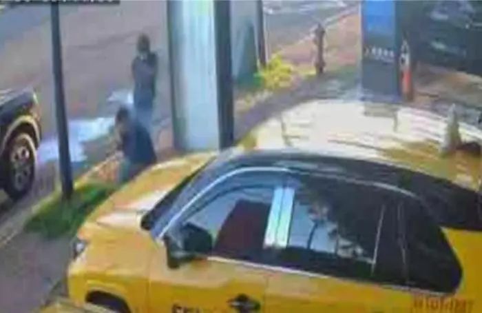 » 6. 枪手双枪扫射 台南市区渔会理事长在家门口被杀据台湾中时新闻网7月8日报道，台南市区渔会理事长林士杰，8日清晨从住处外出爬山时，被埋伏在门口的枪手持枪扫射，身上至少出现6个弹孔，伤重不治身亡