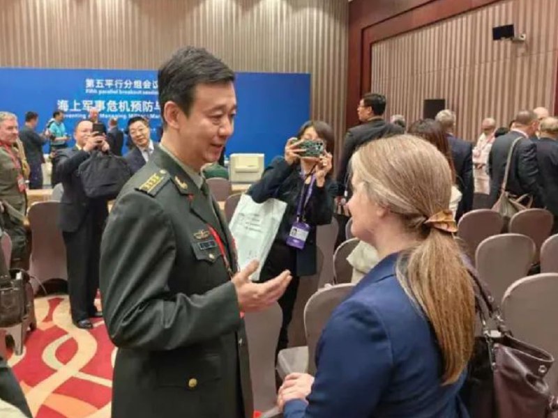 » 16. 国防部新闻发言人与美代表团团长简短交流10月30日，在第十届北京香山论坛现场，国防部新闻发言人吴谦与美国国防部助理国防部长帮办中国事务主任卡莱斯进行了一场简短交流