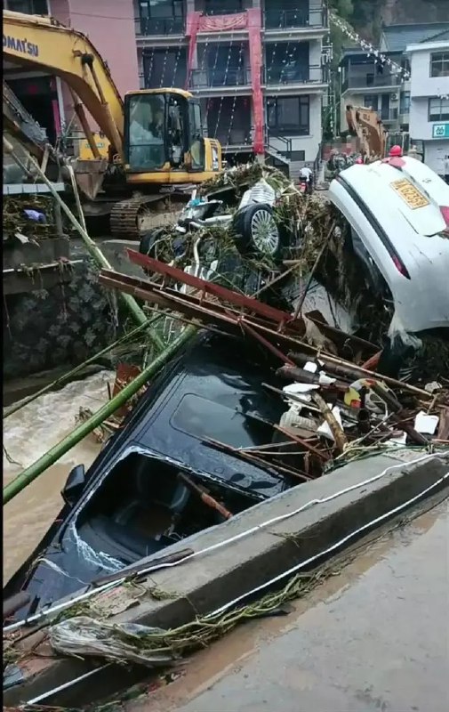 » 8. 浙江杭州富阳区遭遇罕见短时局地暴雨：已致5人死亡3人失联7月22日傍晚至23日凌晨，富阳区短时强降雨引发山洪致局部山体塌方和泥石流，涉及大源镇、上官乡、常绿镇等地
