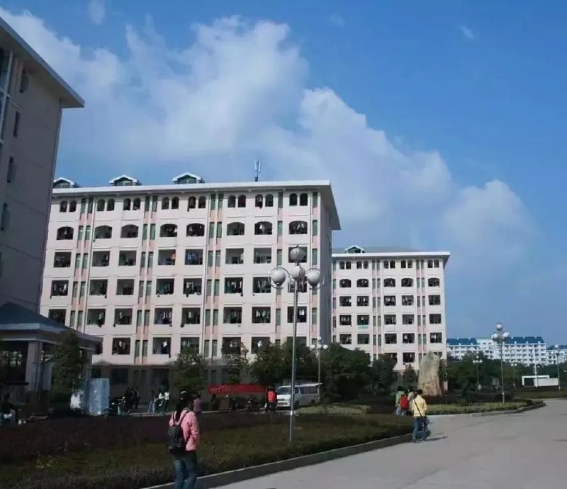 » 8、湘潭大学投毒案：同寝室友为嫌疑犯4月12日15时41分，湘潭市公安局雨湖分局接群众电话报警称：湘潭大学在读研究生张某某（男，25岁）疑似被人投毒