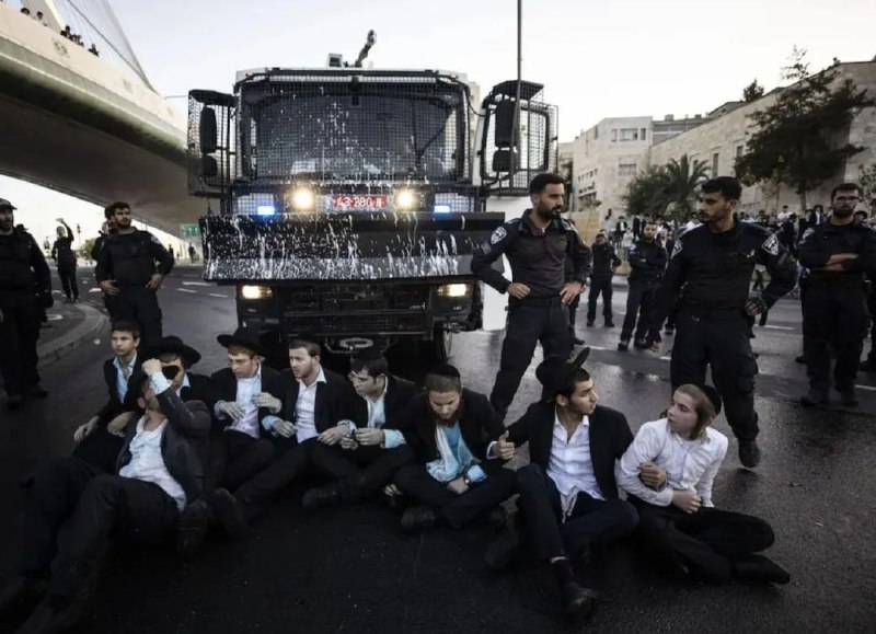 » 6、以色列拟对极端正统派征兵据英国《卫报》26日报道，以色列拟议一项针对犹太教极端正统派的征兵法案，在政府内部和教徒之间引发强烈抵制