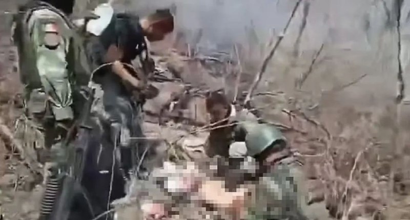 » 6、墨西哥军队遭炸弹袭击，4死9伤墨西哥总统洛佩斯1日说，墨西哥军方日前在追捕一个犯罪集团时遭遇炸弹袭击，4名士兵死亡、9人受伤