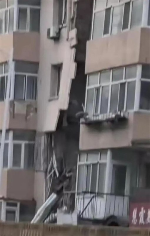 » 5. 哈尔滨一居民楼严重开裂倾斜  两年前被鉴定D级危楼4月27日，黑龙江哈尔滨道里区康安小区10号楼出现楼体开裂、倾斜