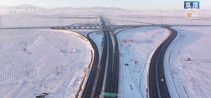 » 4、 天山胜利隧道通车 新疆南北高速公路贯通12月26日上午，世界最长高速公路隧道——天山胜利隧道通车，这标志着连接新疆南北的乌尉高速全线投入使用