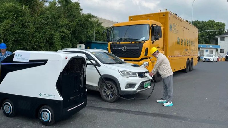 » 5. 移动快充机器人在上海高速服务区投入使用国庆假期首日，G60沪昆高速枫泾服务区车充电站内，一台智能移动充电机器人正自动前往停车位为新能源车进行充电