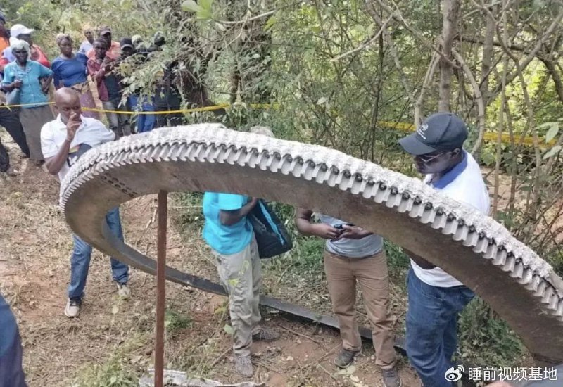 » 6、半吨重太空垃圾坠落肯尼亚《纽约时报》1月2日报道，一块直径超过2.4）、重量超500公斤的环状发光金属本周从天而降，坠落到肯尼亚一个偏远的村庄