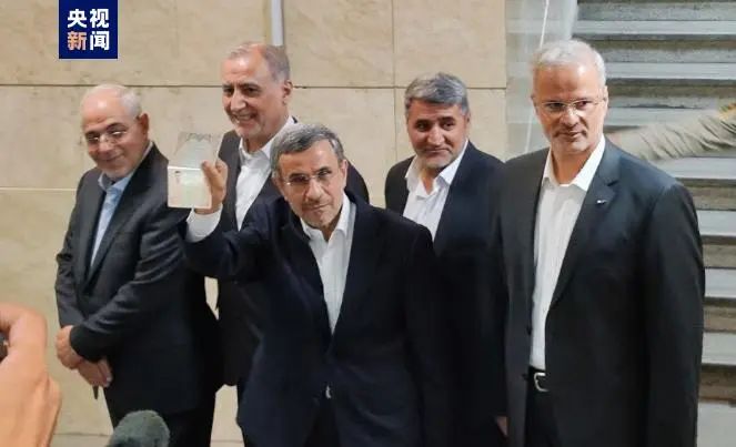 » 8. 伊朗前总统内贾德登记参选总统当地时间6月2日，伊朗前总统马哈茂德·艾哈迈迪-内贾德前往伊朗内政部登记参选伊朗第14届总统选举